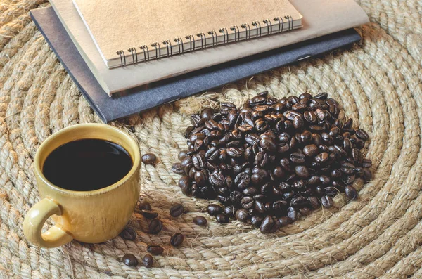Taza de café con cuaderno en una cuerda de yute . —  Fotos de Stock