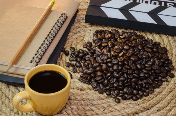 Taza de café con pizarra de cuaderno en una cuerda de yute . —  Fotos de Stock