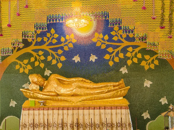 Il Buddha d'oro nel tempio tailandese — Foto Stock