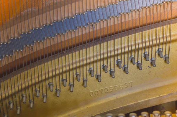 Oude piano Gebroken onderdelen muziekinstrument — Stockfoto