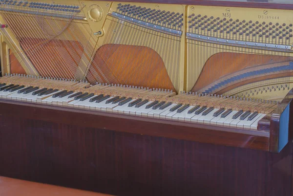 Régi zongora Törött alkatrészek hangszer — Stock Fotó