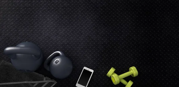 Fitness arka plan kettlebells ve smartphone ile.
