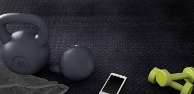 Fitness arka plan kettlebells ve smartphone ile.