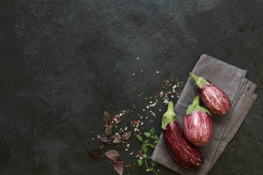 Koyu arkaplanda birkaç zebra patlıcan.