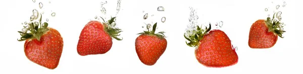 Sammlung von Erdbeeren, die ins Wasser fallen — Stockfoto