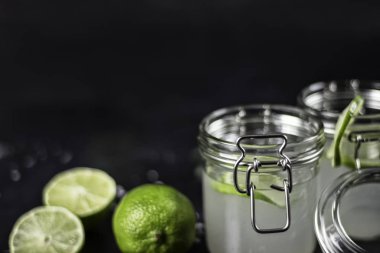 Koyu taşın üstünde limon suyu.