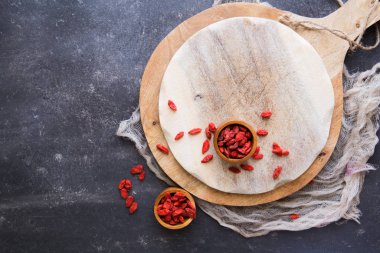 Koyu arkaplanda kurumuş Goji meyveleri, üst manzara