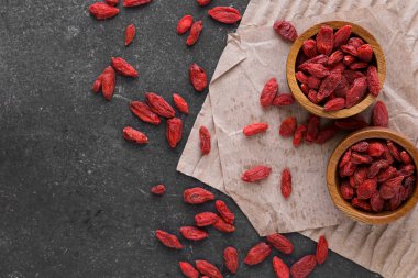 Koyu arkaplanda kurumuş Goji meyveleri, üst manzara