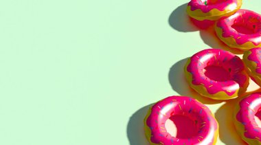 Düz zeminde renkli şişirilebilir donut oyuncağı.