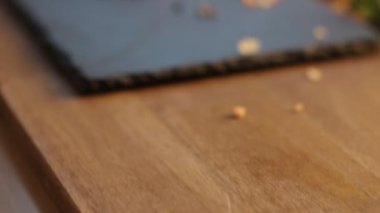 Biberli taze çiğ et ızgaraya hazır, dönüyor.