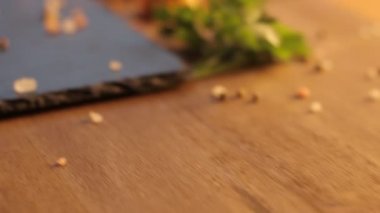 Biberli taze çiğ et ızgaraya hazır, dönüyor.