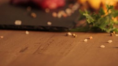 Biberli taze çiğ et ızgaraya hazır, dönüyor.