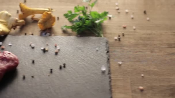 Färskt rått nötkött med pepparkorn redo att grilla, roterande — Stockvideo