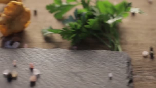 Beaucoup de champignons chanterelle aux herbes de persil tournent sur un plat 