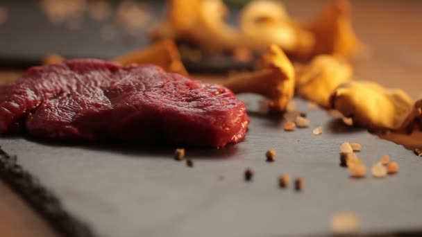 Свежее сырое мясо говядины с перцем, готовое к приготовлению на гриле, вращается — стоковое видео