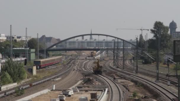 Línea de tren reparación de trabajadores berlin alemania — Vídeo de stock