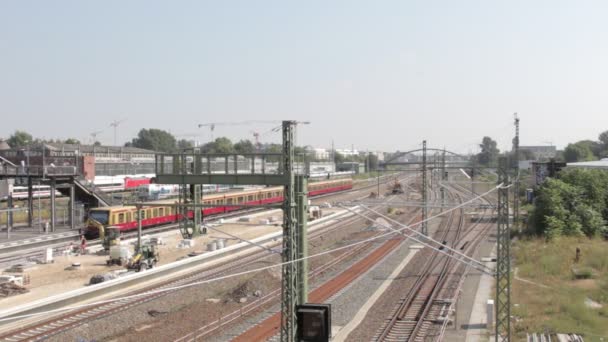 Tren de alta velocidad, pasando por la ciudad en Alemania — Vídeo de stock