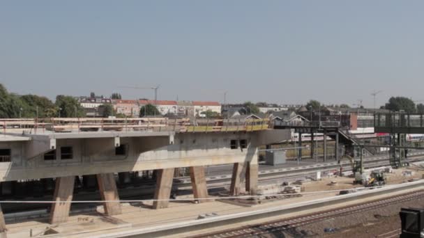 Train à grande vitesse, traversant la ville en Allemagne — Video