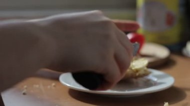 Ekmek, tereyağı yayılan kadın el süper yavaş hareket