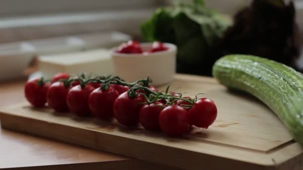 Dolly atış tablo bahçede taze yiyecek dolu — Stok video