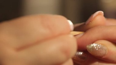 Usta eller salonu manikür kız yapar