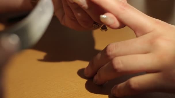 主人让修指甲沙龙在手的女孩 — 图库视频影像