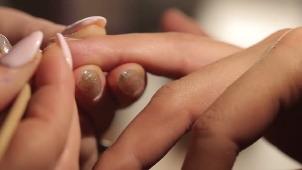 Meister macht das Mädchen Maniküre Hände im Salon — Stockvideo
