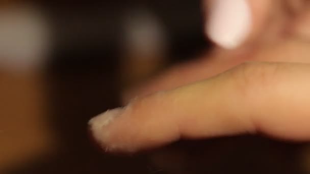 Mestre faz a manicure menina mãos no salão — Vídeo de Stock