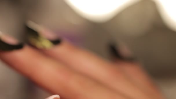 Maître fait la fille mains de manucure au salon 