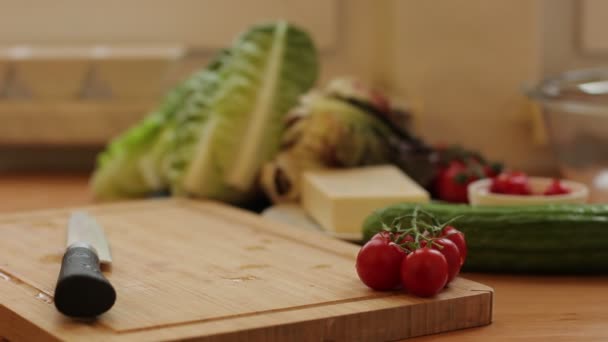 Dolly schot van tafel vol met vers voedsel in de tuin — Stockvideo