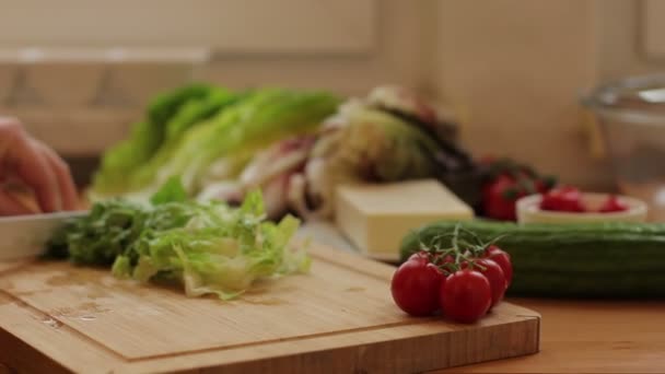 Dolly toma de mesa llena de comida fresca en el jardín — Vídeo de stock