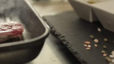 Sığır eti biftek zor durumda tavada sokak gıda