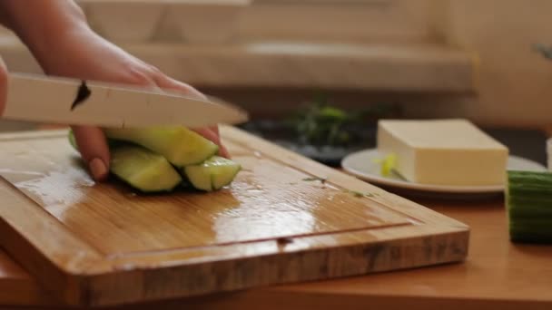 Female hands cutting tomato on the wooden cutting board — Stock Video