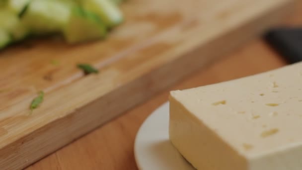 Female hands cutting tomato on the wooden cutting board — Stock Video