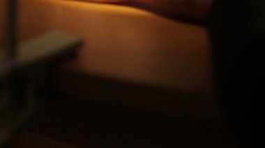 Usta eller salonu manikür kız yapar