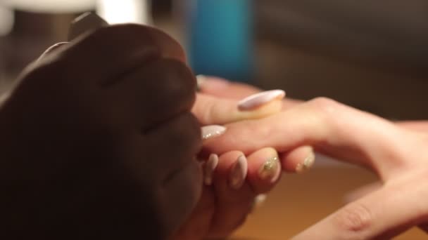 Mester teszi a lány kezét a szalonban manikűr — Stock videók