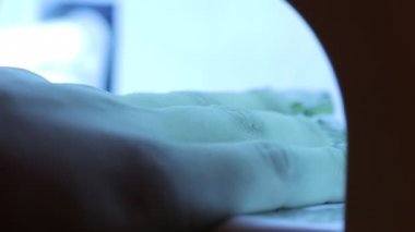 Usta eller salonu manikür kız yapar