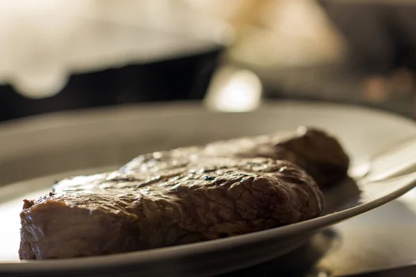 Bucată mare de carne de vită proaspătă preparată pe o tigaie de grătar. Tone . Imagine de stoc