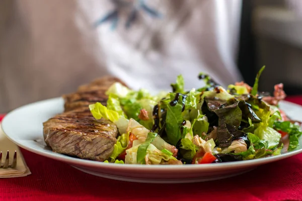 Roston sült steak és a zöldségek Jogdíjmentes Stock Képek