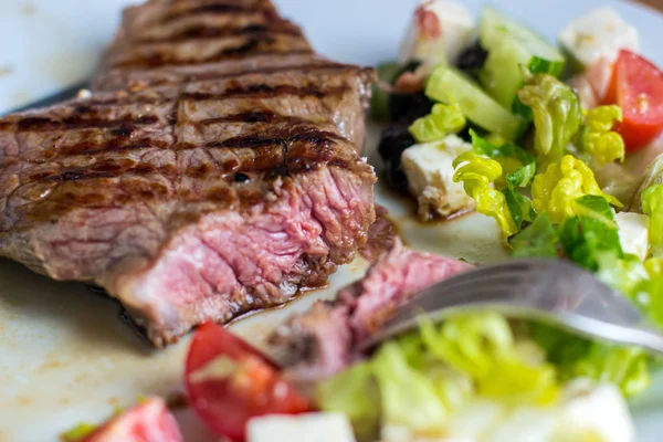 Roston sült steak és a zöldségek Jogdíjmentes Stock Képek