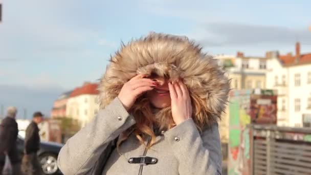 Jovem menina bonita no casaco de inverno com capuz de pele ao ar livre — Vídeo de Stock