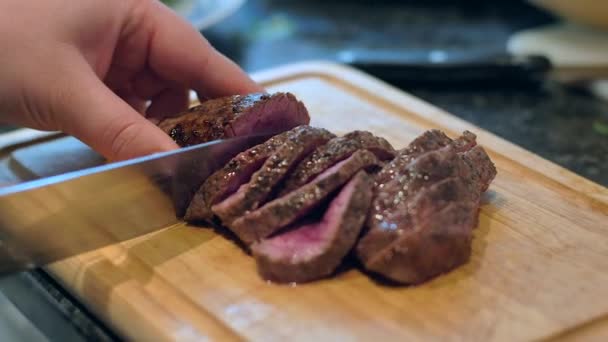 Chef corte de carne na tábua de madeira — Vídeo de Stock