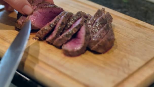 Chef corte de carne na tábua de madeira — Vídeo de Stock