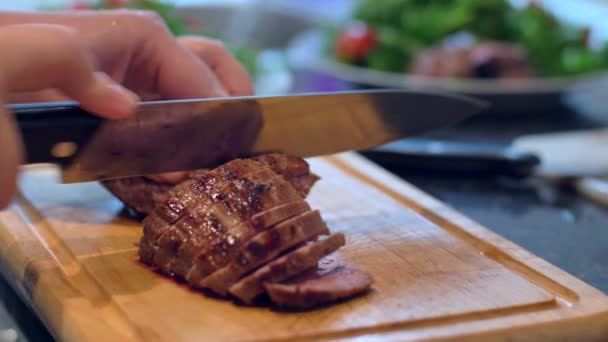 Шеф-повар режет говядину на деревянной доске — стоковое видео
