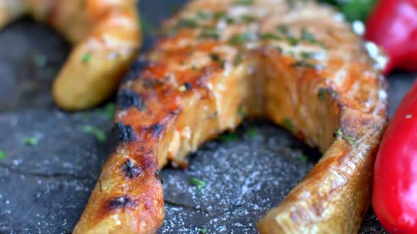Grilling salmon dengan rempah-rempah segar — Stok Video