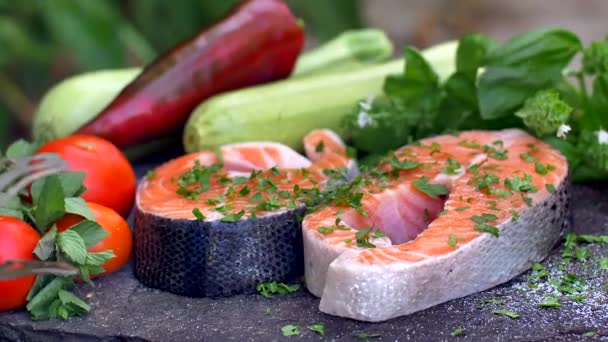 Rauwe zalmsteeltje op smaak gebracht met specerijen — Stockvideo