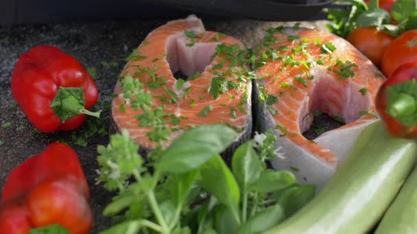 生鲑鱼片，用香料调味 — 图库视频影像