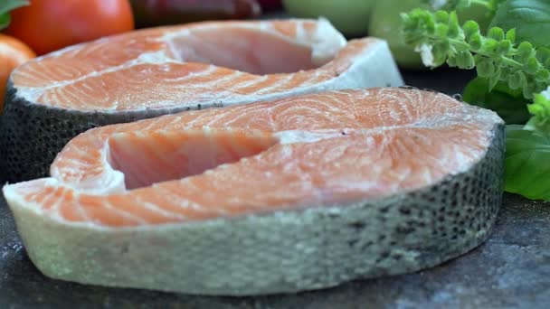 Costeleta de salmão cru com sabor a especiarias — Vídeo de Stock
