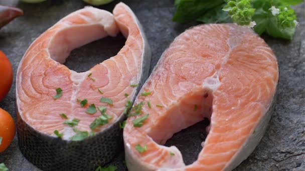 Chuleta de salmón crudo con sabor a especias — Vídeos de Stock