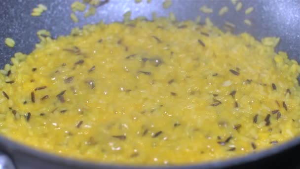 Azafrán y camarones risotto vista superior — Vídeo de stock